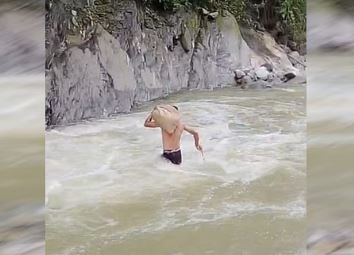 Photo of कंधे पर सामान रखकर उफनाते गदेरे को पार करता युवका का वीडियो वायरल, डीएम ने दिए जांच के आदेश