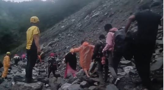 Photo of भूस्खलन के बाद केदारनाथ की यात्रा अस्थायी रूप से स्थगित, 40 श्रद्धालुओं को SDRF ने सुरक्षित निकाला