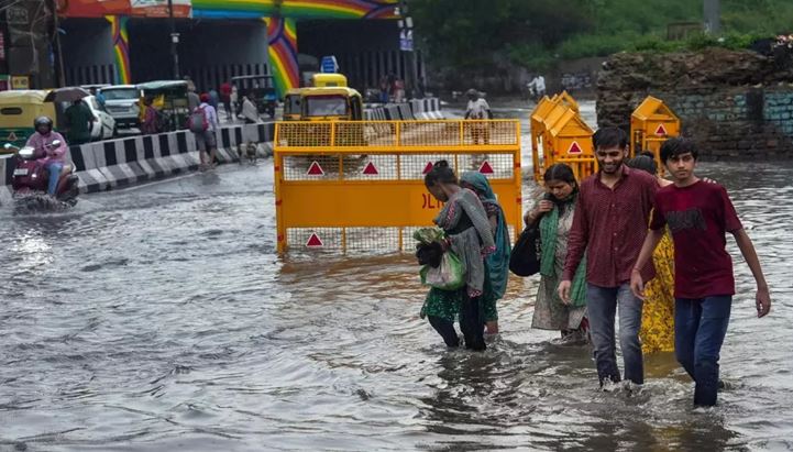 Photo of आज दिल्ली-यूपी में मौसम दिखाएगा विकराल रूप, तेज हवा के साथ होगी भारी बारिश