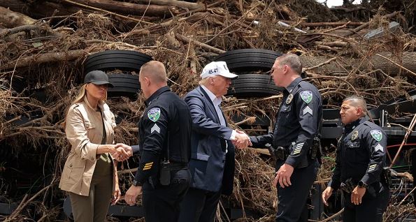 Photo of टेक्सस में बाढ़ का जायजा लेने पहुंचे अमेरिका राष्ट्रपति ट्रंप और मेलानिया, अब तक 120 लोगों की मौत