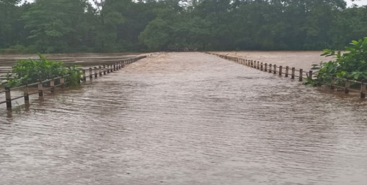 Photo of सुकमा: पुल के ऊपर से बह रहा नदी का पानी, भारी बारिश की चेतावनी