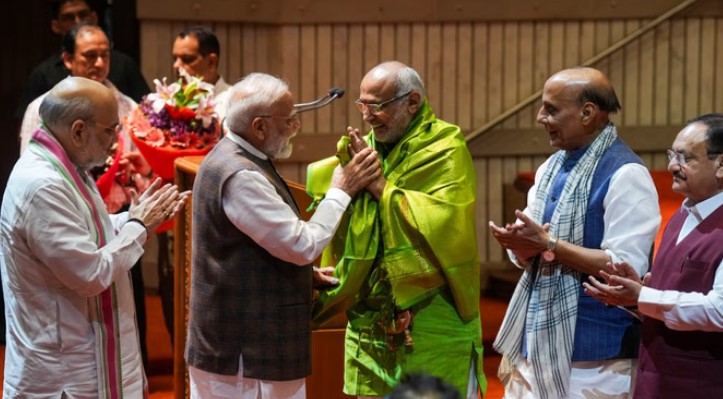 Photo of नडीए संसदीय दल की बैठक, प्रधानमंत्री मोदी और सहयोगियों ने राधाकृष्णन का किया अभिनंदन