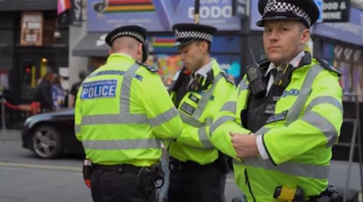 Photo of अदालत के एक आदेश के बाद ब्रिटेन में भी अप्रवासियों के मुद्दे पर हंगामा