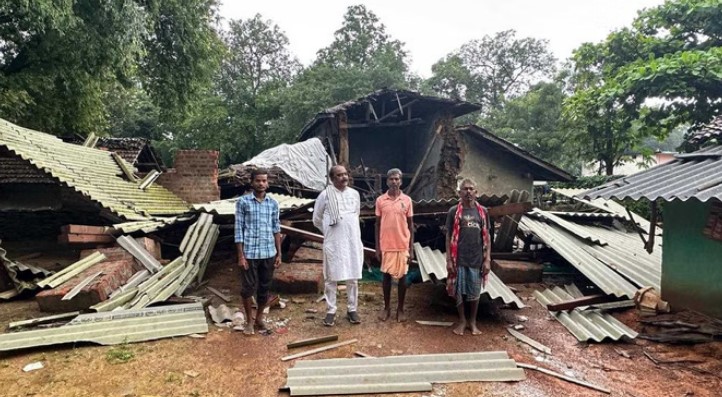 Photo of छत्तीसगढ़ में आसमान से आफत: लगातार बारिश से मकान हुए धराशायी