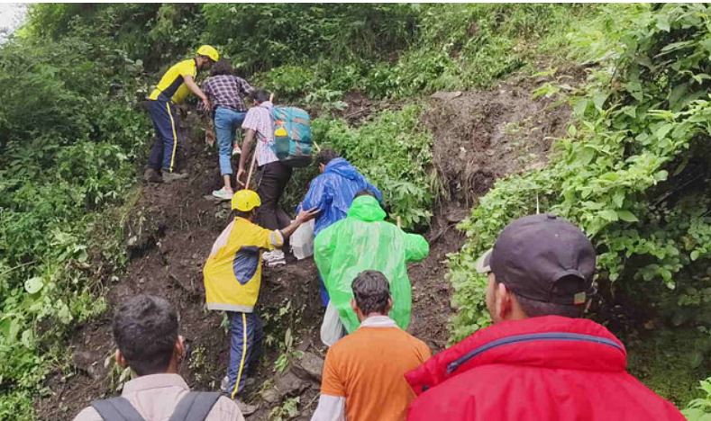 Photo of तीसरे दिन भी रही बंद, नहीं खुला रुद्रप्रयाग-गौरीकुंड हाईवे