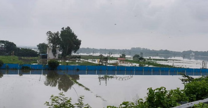 Photo of इटौंजा में बाढ़ से घिरे गांव, खेतों में भरा पानी…