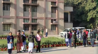 Photo of दिल्ली में तीन स्कूल और एक कॉलेज को बम से उड़ाने की धमकी