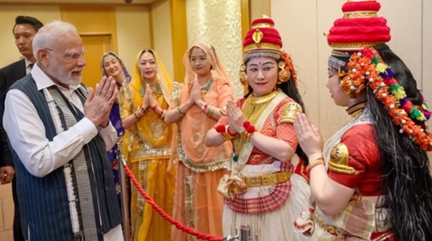 Photo of पीएम मोदी से मिलकर जापानी कलाकारों ने बयां किए हाल-ए-दिल