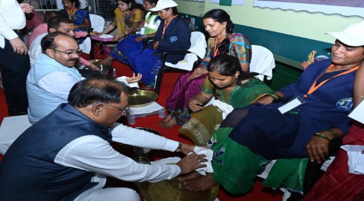 Photo of मुख्यमंत्री विष्णुदेव साय और डिप्टी सीएम साव ने पैर पखारकर दिया सम्मान