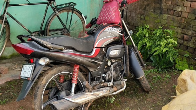 Photo of गौरेला पेंड्रा मरवाही: एक बाइक पर सवार थे चार लोग, सड़क पर बैठी गाय से टकराई
