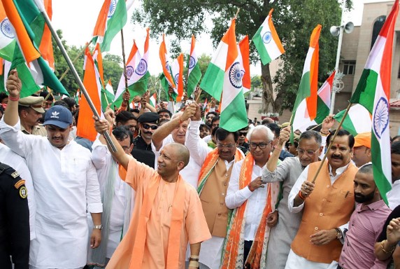 Photo of सीएम योगी ने की तिरंगा यात्रा की शुरुआत