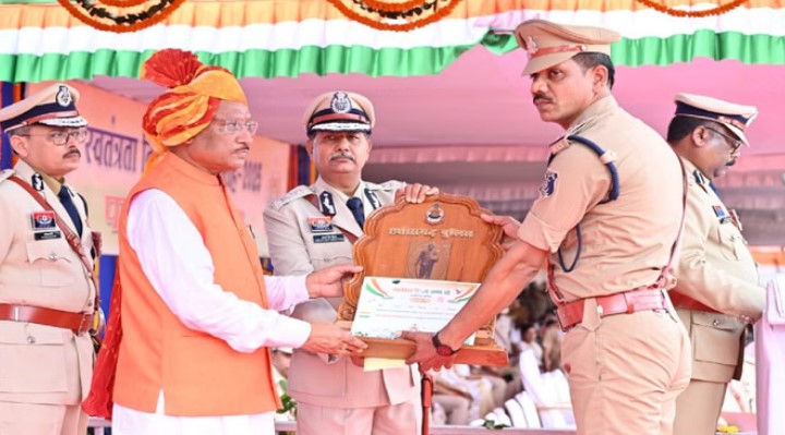Photo of मुख्यमंत्री ने 35 अधिकारियों और जवानों को पुलिस पदक प्रदान किए