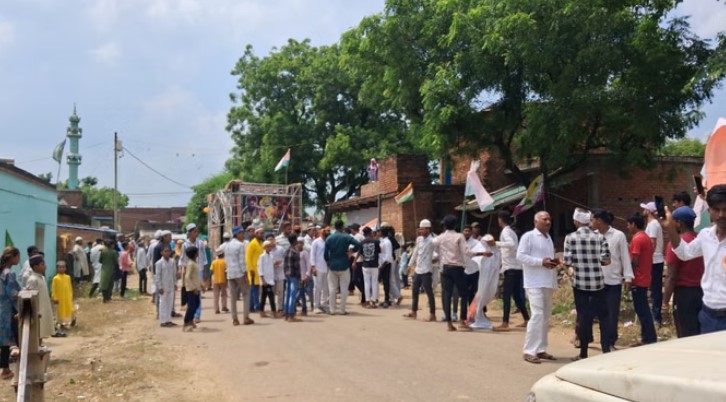 Photo of यूपी: तिरंगा यात्रा के दौरान धर्मस्थल के सामने डीजे रोकने पर बवाल
