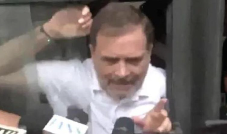 Photo of दिल्ली में SIR पर संग्राम: बैरिकेड्स पर चढ़े अखिलेश यादव…