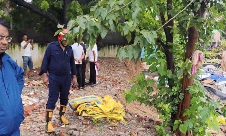 Photo of दिल्ली में बड़ा हादसा: हरीनगर में समाधि स्थल की दीवार गिरी, आठ लोग दबे