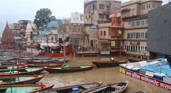 Photo of मणिकर्णिका घाट पर शवों की कतार, पहली बार नमो घाट बंद, खतरे के निशान से ऊपर गंगा