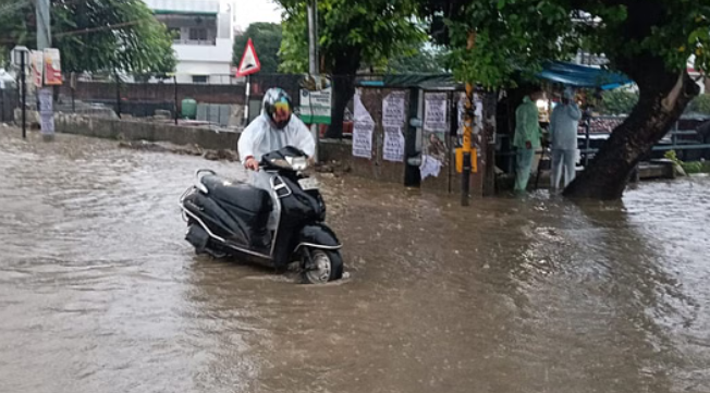 Photo of उत्तराखंड: ऑरेंज अलर्ट…पहाड़ से मैदान तक तेज बारिश, कई जगह हाईवे बंद