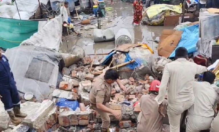 Photo of दिल्ली में सात बेगुनाहों की मौत: 100 फीट लंबी दीवार में नहीं था एक भी कॉलम