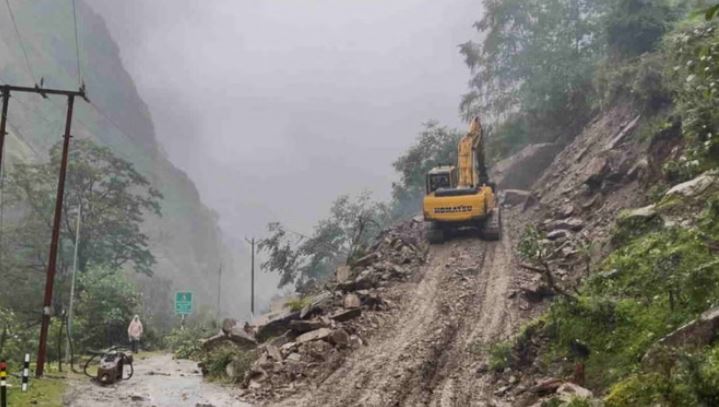 Photo of यमुनोत्री हाईवे पर चौथे दिन भी आवाजाही नहीं हो पाई शुरू