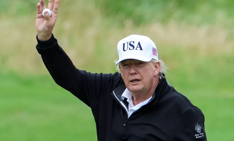 Photo of गोल्फ कोर्स में बैठे थे डोनाल्ड ट्रंप, अचानक प्लेन ने कर दी घुसपैठ