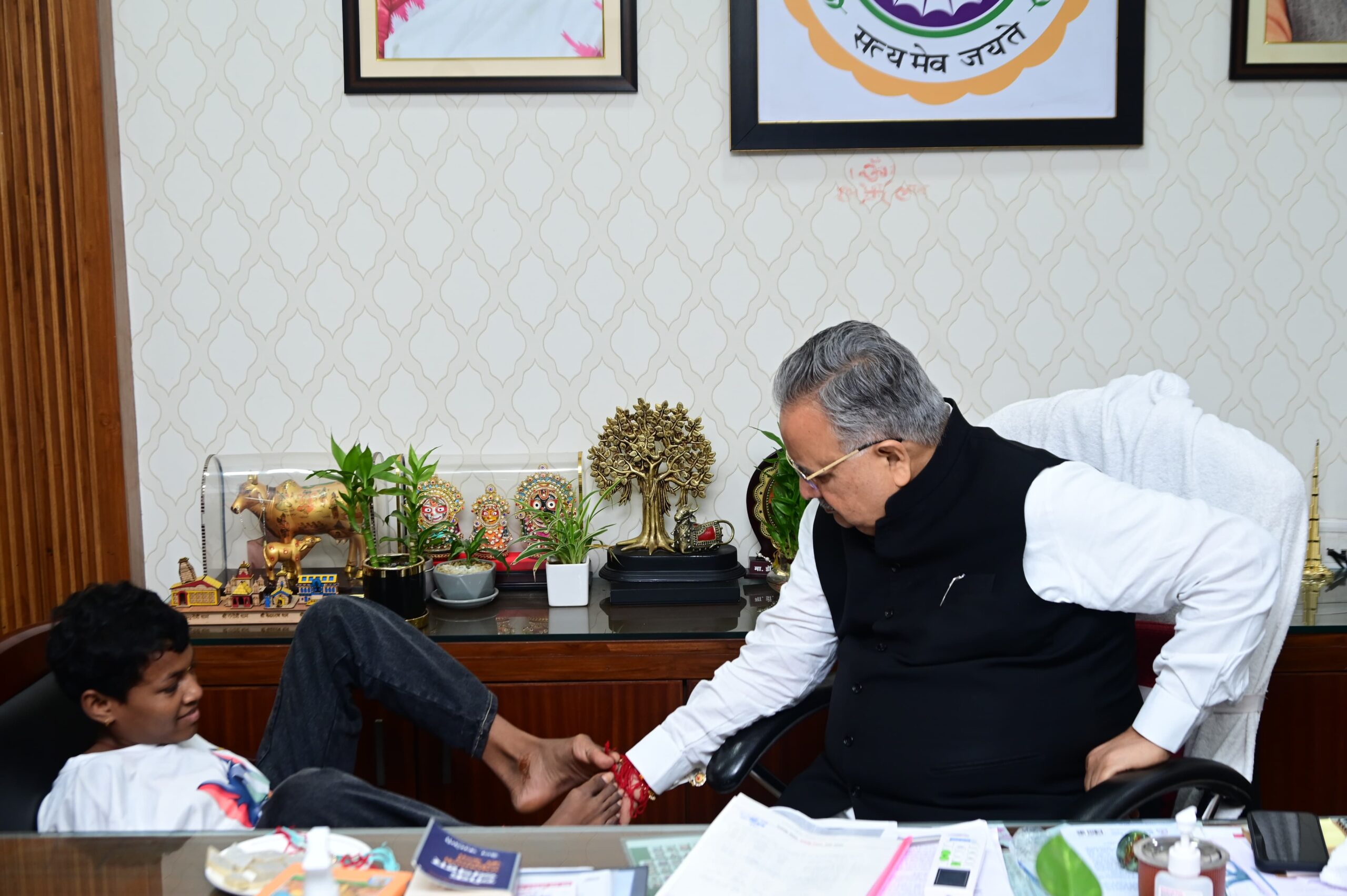 Photo of रक्षाबंधन पर रमन से मिले दिव्यांग बच्चे, बांधी राखी और साझा की मुस्कानें