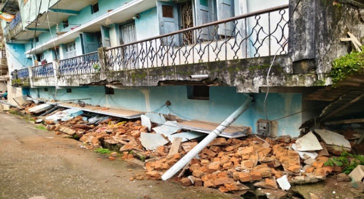 Photo of छत्तीसगढ़ : जगदलपुर में तीन मंजिला मकान धंसा; जान बचाकर भागे लोग, पहुंची रेस्क्यू टीम