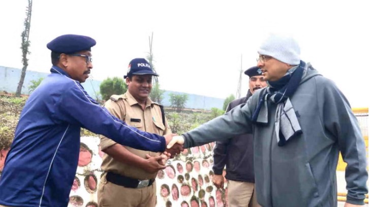 Photo of उत्तराखंड: सत्र के लिए तैनात सुरक्षाकर्मियों से मिले सीएम