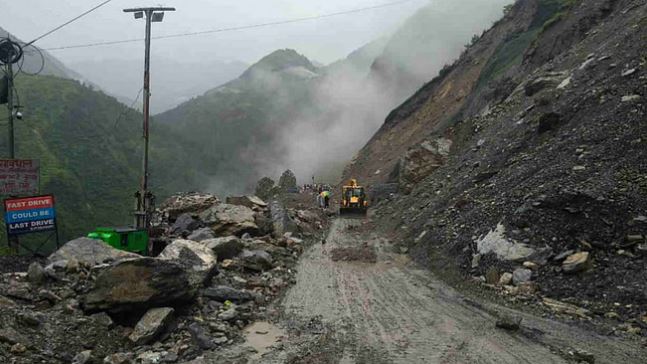 Photo of आपदा से थम गईं चारधाम यात्रा की रफ्तार