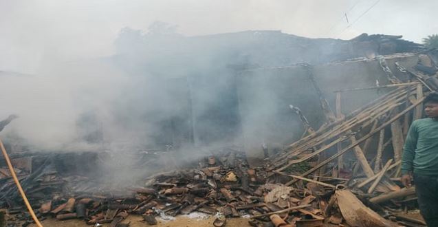 Photo of जशपुर में युवक का तांडव: प्याज न मिलने पर नशे में धुत गणेश ने अपने ही दो घरों में लगाई आग