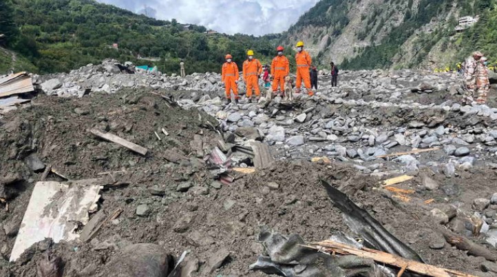 Photo of धराली में आठ से दस फीट मलबे में दबे हैं लोग और होटल