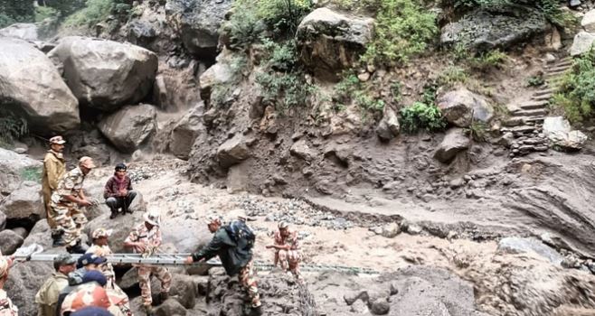 Photo of चीन सीमा से पोकलैंड मशीनें उत्तरकाशी में की एयरलिफ्ट