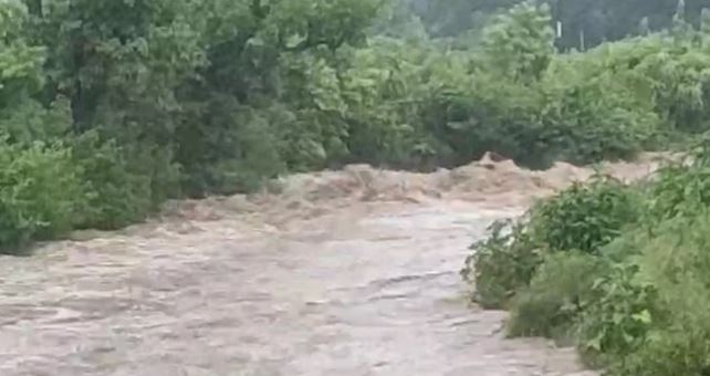 Photo of पहाड़ों में आज भी भारी बारिश की चेतावनी, स्कूल बंद का आदेश पहुंचा नहीं, लौटे बच्चे