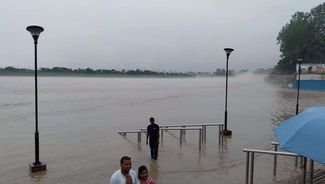 Photo of उत्तराखंड: पहाड़ से मैदान तक बारिश का ऑरेंज अलर्ट, खतरे के निशान पर नदियां
