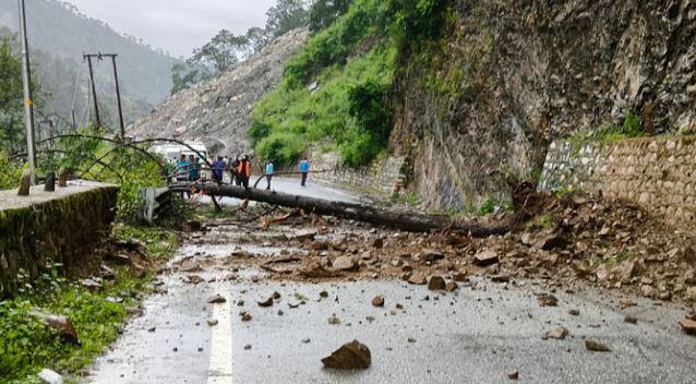 Photo of यमुनोत्री और गंगोत्री हाईवे जगह-जगह बंद, प्रदेश में 59 सड़कें भी अवरुद्ध