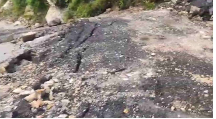 Photo of  यमुनोत्री हाईवे 12वें दिन भी बाधित, मकानों और होटलों में दरारें