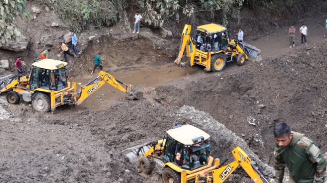 Photo of चमोली: आपदा का कहर, बिंसर पहाड़ी की चोटी पर दोनों ओर फटा बादल