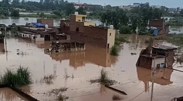 Photo of बाढ़-आपदा से सिर्फ तीन राज्यों में सत्ताइस हजार करोड़ का नुकसान