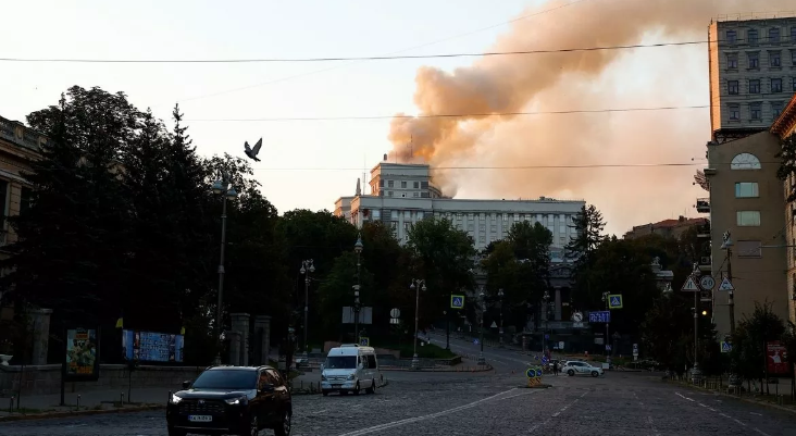 Photo of रूस ने कीव पर दागे ड्रोन और मिसाइलें, कैबिनेट बिल्डिंग से उठा धुआं