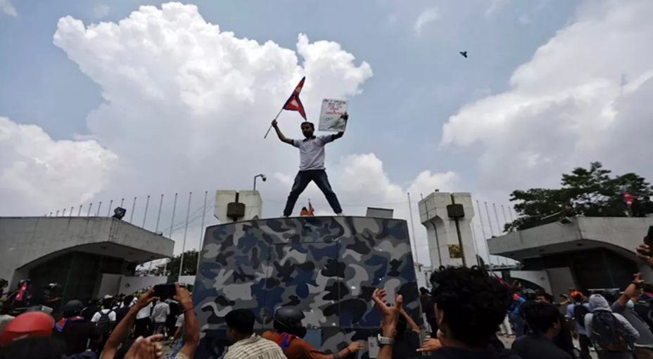 Photo of नेपाल में हिंसा-भारत में अलर्ट, देश की सीमा तक पहुंचे Gen-Z आंदोलनकारि