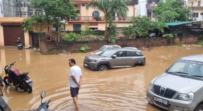 Photo of ऋषिकेश में भारी बारिश से ढालवाला कस्बा हुआ जलमग्न, येलो अलर्ट जारी