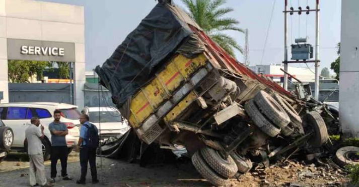 Photo of देहरादून: कार शोरूम की बाउंड्री वॉल तोड़कर अंदर घुसा तेज रफ्तार ट्रक
