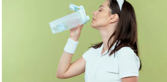 Photo of खड़े होकर पानी पीने से क्या सच में घुटने हो जाते हैं खराब?