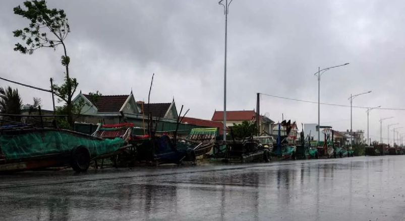 Photo of 7 घंटे तक तटों पर चक्रवाती तूफान बुआलोई, वियतनाम में तबाही से 1 की मौत और 12 लापता