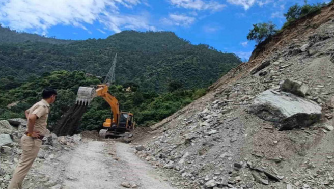 Photo of उत्तराखंड: आज भारी बारिश की चेतावनी, राज्य में 318 सड़क बंद