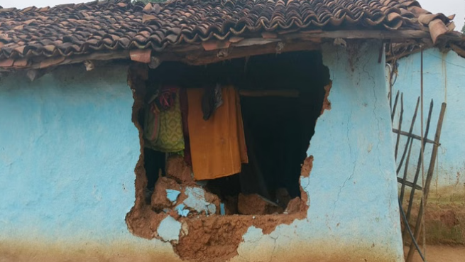 Photo of छत्तीसगढ़: आधी रात में गांव में दंतैल हाथी ने जमकर मचाया उत्पात, दुकान-मकान तोड़े