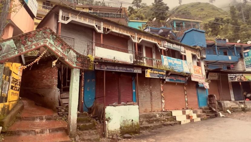 Photo of चमोली: नंदानगर में बढ़ा भू-धंसाव, जमीन से निकल रहा पानी…