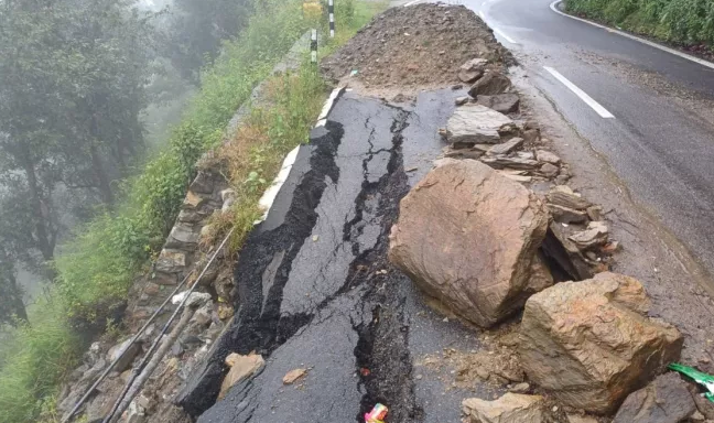 Photo of अल्मोड़ा में दरकीं पहाड़ियां, 59 सड़कें बंद…