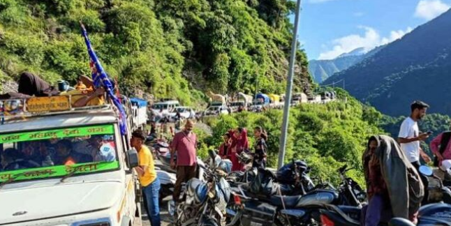 Photo of उत्तराखंड: ग्रामीण रूटों पर वाहनों की सीमित आवाजाही से यात्री परेशान