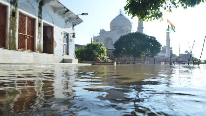 Photo of यूपी: यमुना में बाढ़ सड़कों पर जलभराव, 517 परिवार हुए बेघर, दो दिन ओर बढ़ेगा जलस्तर