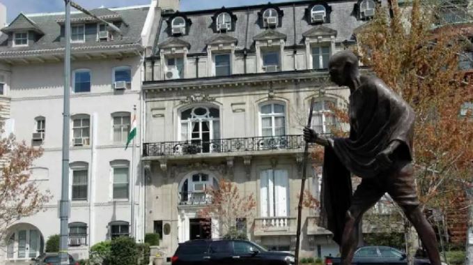 Photo of H1-B वीजा पर इंडियंस की बढ़ी टेंशन, भारतीय दूतावास ने जारी किया इमरजेंसी हेल्पलाइन नंबर